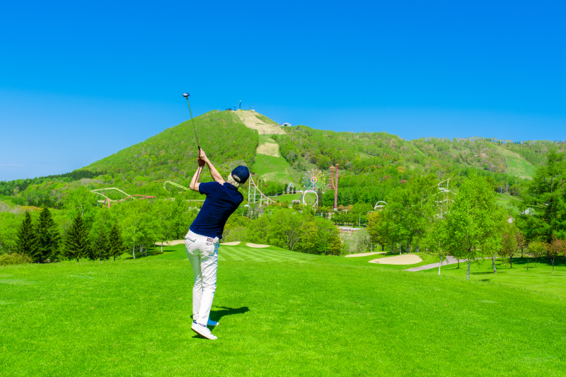 シンクロしてスイング：ゴルファーは北海道でゲームを調和させる旅に出発